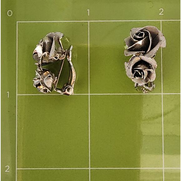 1950s Vintage Silver Mesh Rose Clip-On Earrings - Picture 8 of 8